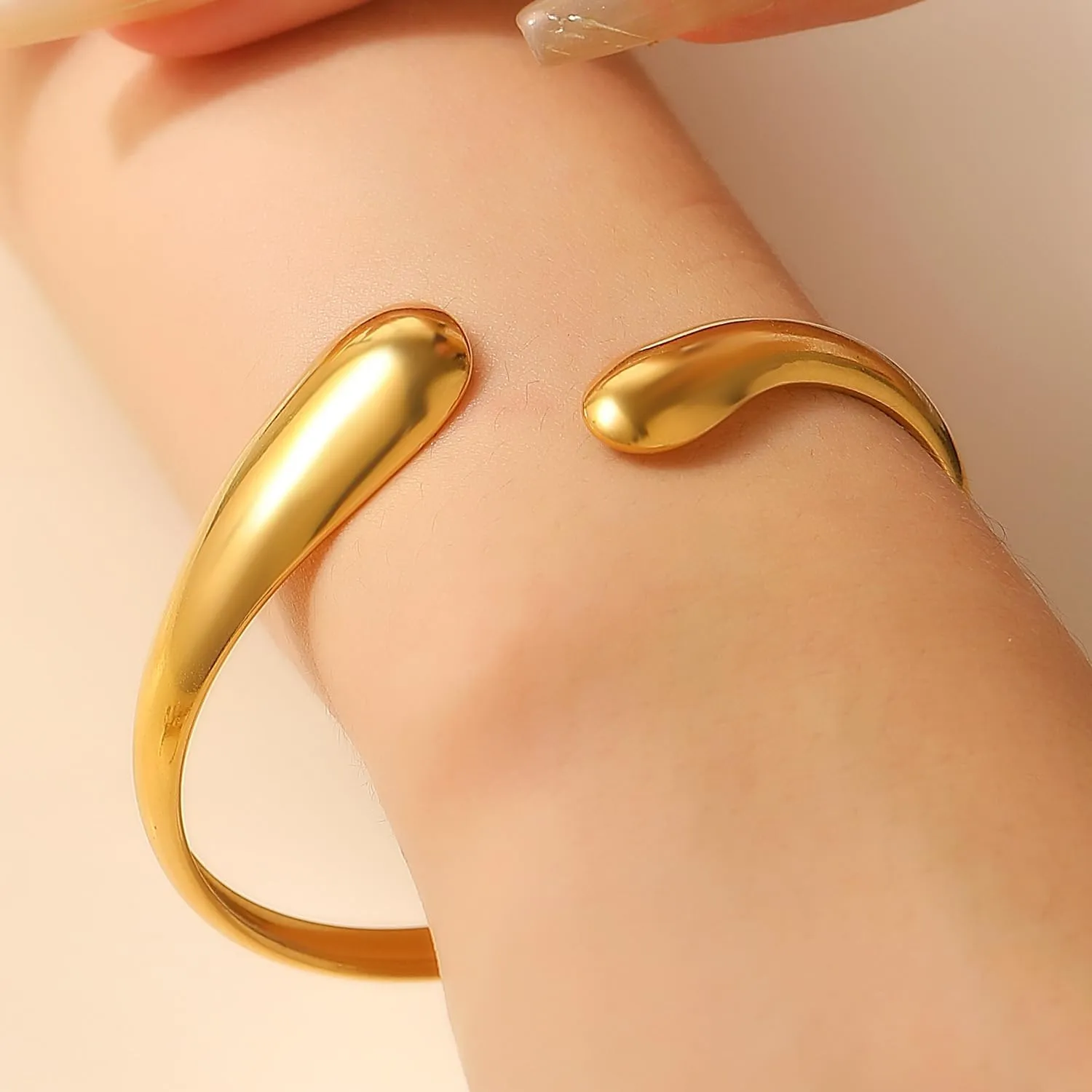 INENIMARTJ Gold Bangle Bracelets for Women Gold Cuff Bangle Bracelets Chunky Gold Statement Bracelets Boho Gold Bracelets Minimalist Thick Gold Wrist Cuff Bracelets for Women